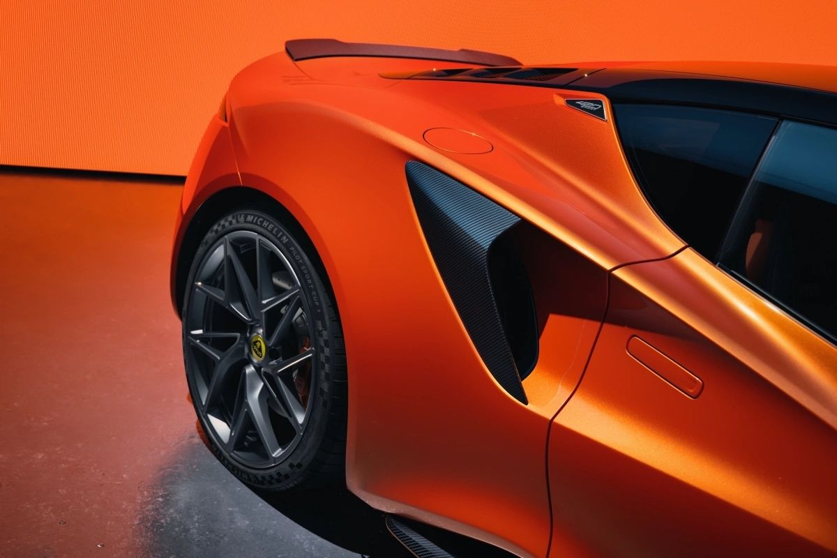 WEB IMGS LOTUS EMIRA 420 SPORT (3) caracteristicas
