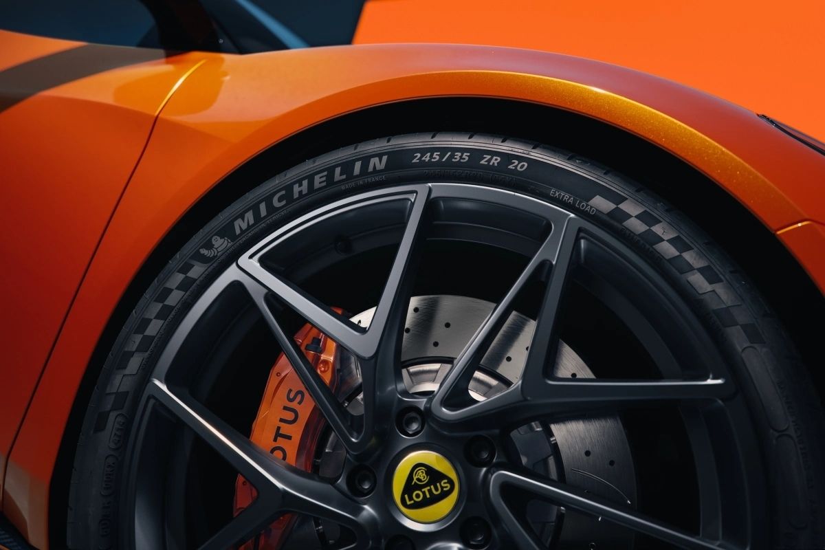 WEB IMGS LOTUS EMIRA 420 SPORT (5) caracteristicas